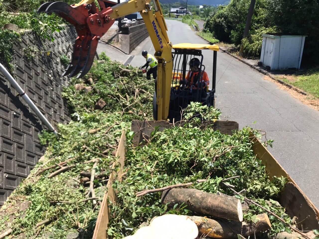 切り終えた枝葉は順次、処分場へ搬出。